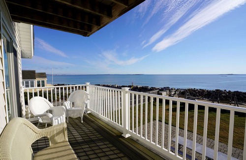 Camp Ellis House | Beachfront Family Retreat Cottage and Carriage House