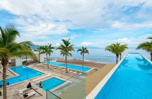 Las Glorias Apartment | Beachfront & free daily breakfast & 600MB Wifi by Moikkarentals