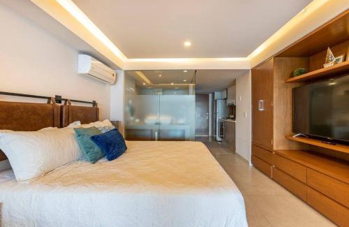 Las Glorias Apartment | Beachfront & free daily breakfast & 600MB Wifi by Moikkarentals