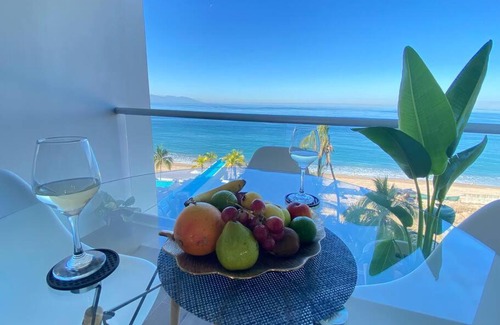 Las Glorias Apartment | Beachfront & free daily breakfast & 600MB Wifi by Moikkarentals