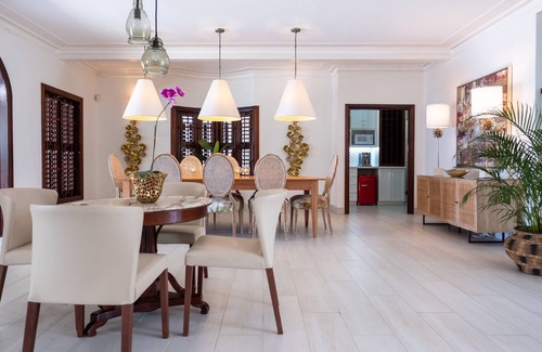 Runaway Bay Villa | BEACHFRONT - Fully staffed Private Villa