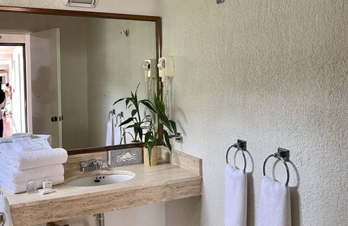 South Shore Hotel Area Hotel | Beachfront Getaway with Panoramic Views | Outdoor Pools, Near Malecon Boardwalk