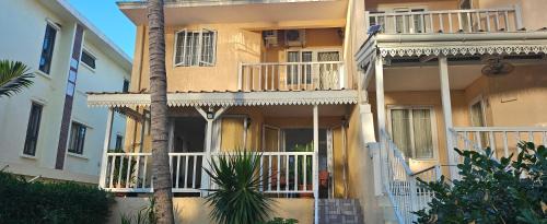 Flic-en-Flac Villa | Beachfront Habitat