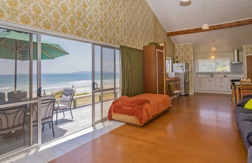 Matarangi Cottage | Beachfront Hideaway - Matarangi Holiday Home