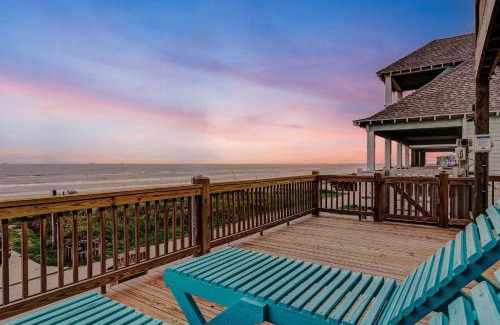 Crystal Beach House | Beachfront - Hot Tub - BBQ - 14 Guests