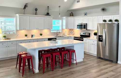 Port Bolivar House | BEACHFRONT-HOTTUB- 5br-4ba, amazing deck, grill & chill, hoops, kids’ loft, pets