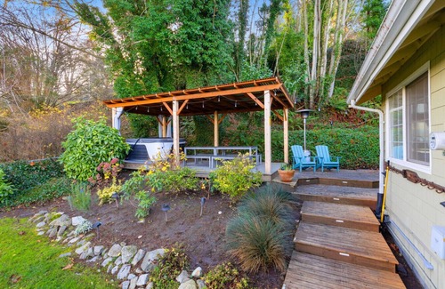 Clinton Apartment | Beachfront I HotTub I Fenced Yard I Kayaks
