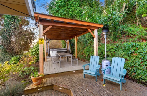 Clinton Apartment | Beachfront I HotTub I Fenced Yard I Kayaks