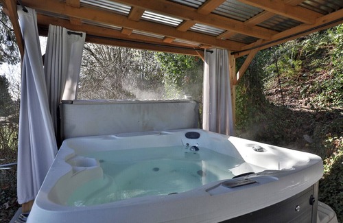 Clinton Apartment | Beachfront I HotTub I Fenced Yard I Kayaks