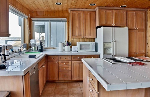Langley House | Beachfront I WhaleWatching I King Bed I Kayak I Paddle board