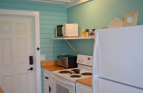Spanish Wells Apartment | Beachfront large one bedroom studio, adjoining studio can be added to make 2/2.