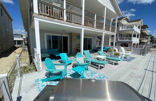 South End House | BEACHFRONT Luxury Home 1st Fl Walkout Shabby Chic + Direct Beach Access
