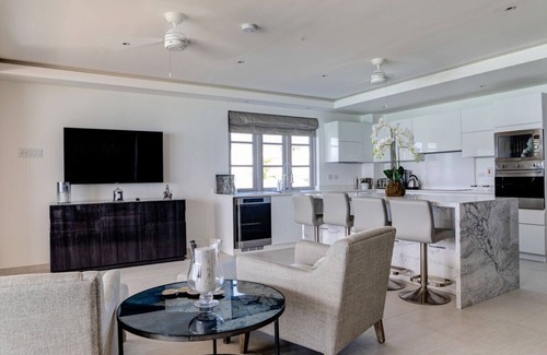 Old Trees Bay Apartment | Beachfront Luxury - The One at St. James (4 bed)