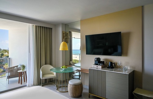 Singer Island Hotel | Beachfront Oasis Ideal for Romantic Couple Stay | Near Downtown West Palm Beach