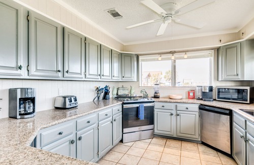 Bermuda Beach House | Beachfront paradise with furnished deck, outdoor shower & fast WiFi