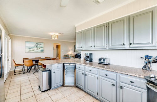 Bermuda Beach House | Beachfront paradise with furnished deck, outdoor shower & fast WiFi