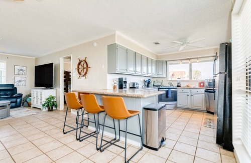 Bermuda Beach House | Beachfront paradise with furnished deck, outdoor shower & fast WiFi
