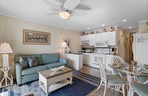 Palmetto Dunes Condo | Beachfront resort condo on Hilton Head with balcony, bunks, and beach bar!