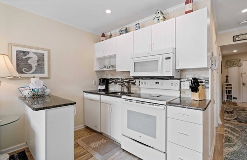 Palmetto Dunes Condo | Beachfront resort condo on Hilton Head with balcony, bunks, and beach bar!
