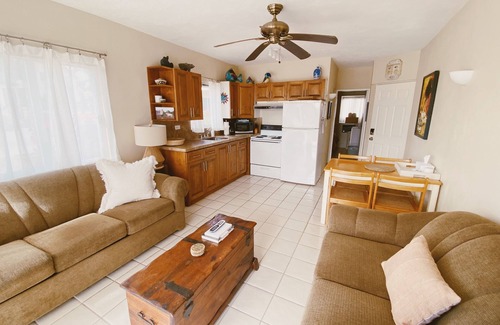 Zona Hotelera Condo | Beachfront Retreat with Convenient Access to Shops, Dining, and More