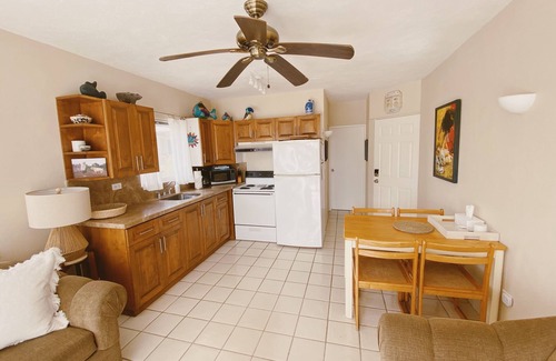 Zona Hotelera Condo | Beachfront Retreat with Convenient Access to Shops, Dining, and More
