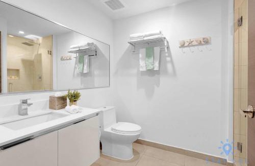 Hollywood Apartment | Beachfront Resort - Hot Tub & Pool- Near Beach