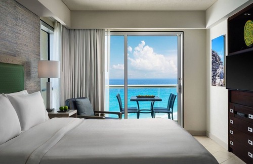 Zona Hotelera Resort | Beachfront resort with water-sports, excursions, & shopping