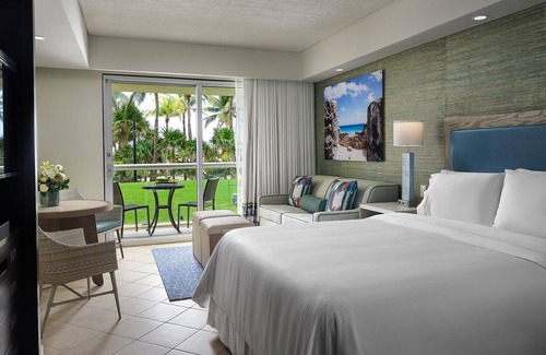 Zona Hotelera Resort | Beachfront resort with water-sports, excursions, & shopping