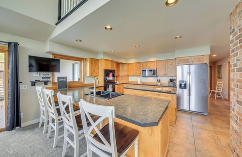 Sandpoint House | Beachfront Sagle Retreat w/Boat Dock & Lift