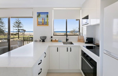 Coolangatta Apartment | Beachfront Studio with Balcony & Stunning Views