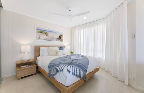 Coolangatta Apartment | Beachfront Studio with Balcony & Stunning Views