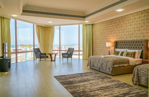 Jumeira 3 Villa | Beachfront Villa - 7 BR + Maids Room on Kite Beach