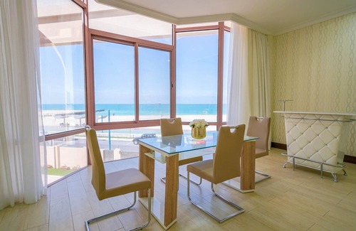 Jumeira 3 Villa | Beachfront Villa - 7 BR + Maids Room on Kite Beach