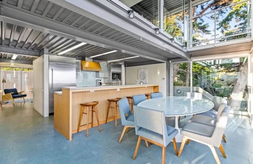 Western Malibu House | Beachfront Villa Broad Beach w/direct beach access