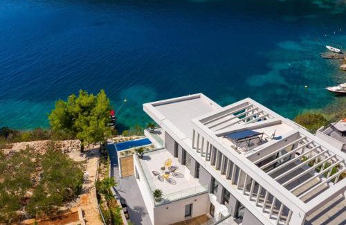 Vinisce Villa | Beachfront Villa Extravaganza with Infinity Pool