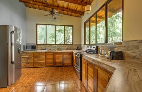 Puerto Viejo de Talamanca Ski Chalet | Beachfront Villa Seabreeze with AC & Pool