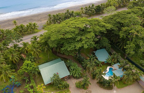 Puerto Viejo de Talamanca Ski Chalet | Beachfront Villa Seabreeze with AC & Pool