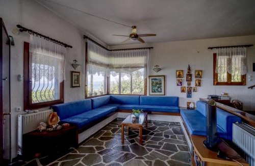 Aristotelis House | Beachfront villa with huge garden, 3br, Halkidiki