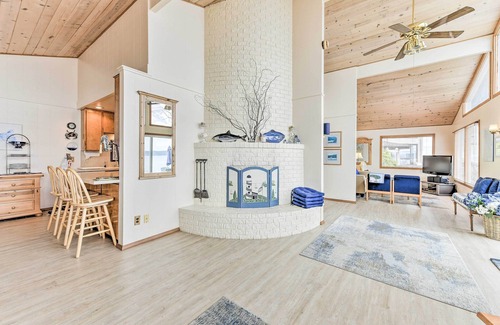 Bells Beach House | Beachfront Whidbey Island Home + Apartment!
