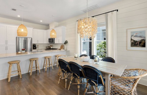 Lakeside at Blue Mountain Beach House | BeachHive – 4 Bikes – Community Pool