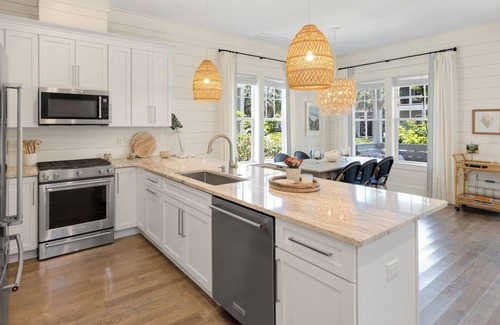Lakeside at Blue Mountain Beach House | BeachHive – 4 Bikes – Community Pool