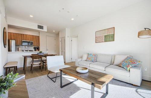 Downtown Apartment | Beachside 2BD 2BA, 12Min Walk to Santa Monica Pier