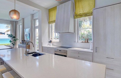 West Grand Bahama Villa | Beachside Bliss – 4Bed/5Bath Villa with direct ocean and harbour access