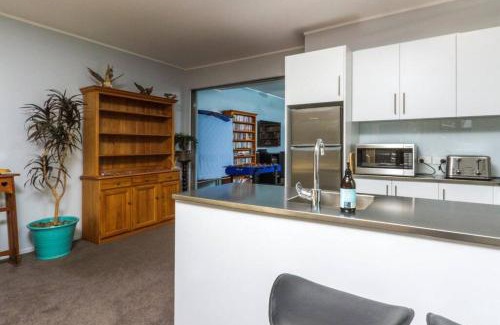 Castor Bay Apartment | Beachside Bliss Castor Bay - Holiday by the Beach