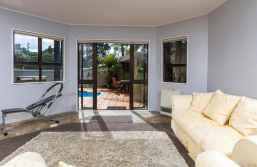 Castor Bay Apartment | Beachside Bliss Castor Bay - Holiday by the Beach