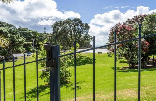 Castor Bay Apartment | Beachside Bliss Castor Bay - Holiday by the Beach