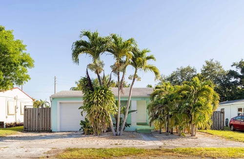 Dania Beach Villa | Beachside Bliss Lush Private Pool BBQ King Bed