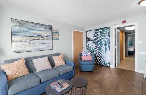 Myrtle Beach Hotel | Beachside Bliss: Oceanfront Suite w/Breakfast