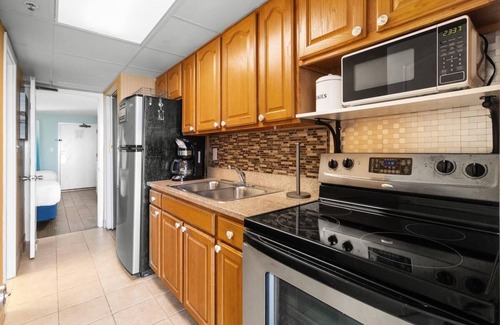 Myrtle Beach Hotel | Beachside Bliss: Oceanfront Suite w/Breakfast