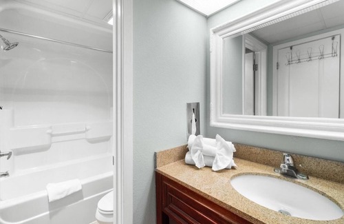 Myrtle Beach Hotel | Beachside Bliss: Oceanfront Suite w/Breakfast